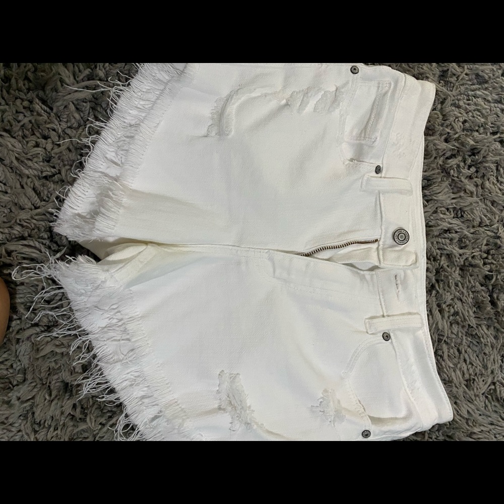 Eunina white boutique shorts size small. EUC